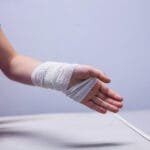 En skadet og bandasjert hånd demonstrerer risiko