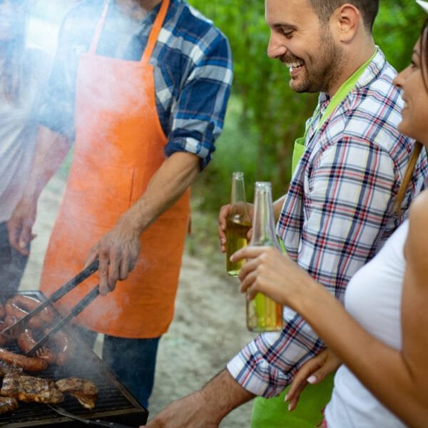 Vennepar står og griller