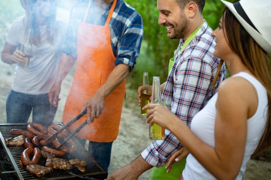 Vennepar står og griller