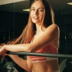 Sexy voksen dame på treningsstudio