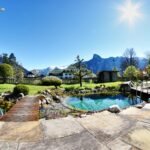 Svømmebasseng i en bakhage. Illustrasjon av hvor nakne Helene lå og solet seg