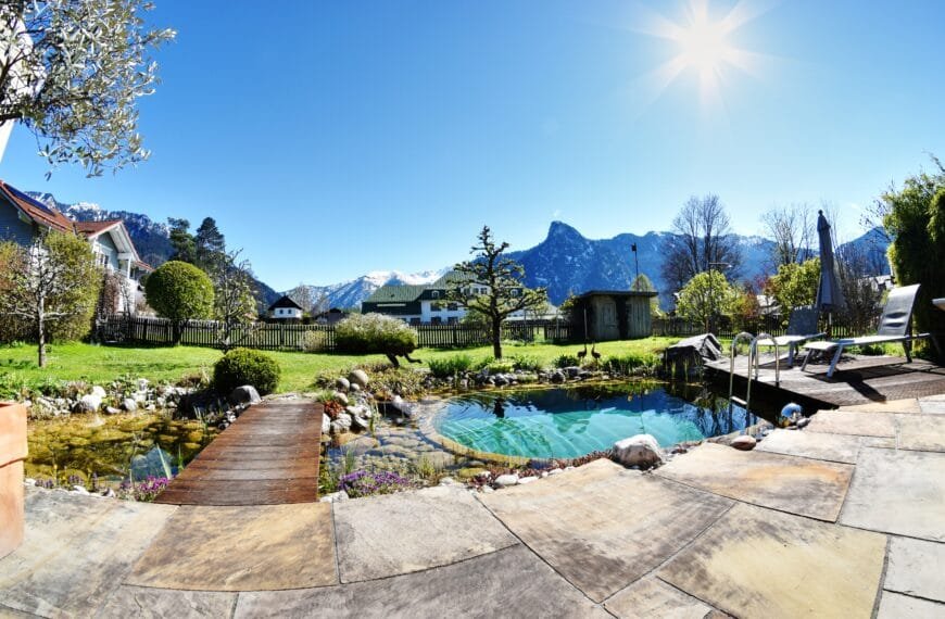 Svømmebasseng i en bakhage. Illustrasjon av hvor nakne Helene lå og solet seg