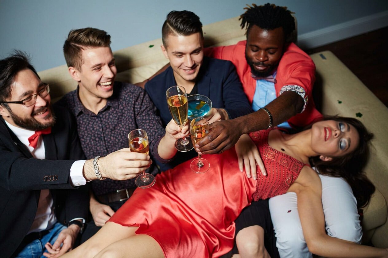 gangbang party med dame i rød kjole