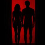 mann og dame på rød bakgrunn, nakne silhouetter, på vei inn i et darkroom