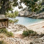 Naken kvinne på stranden, og bokhylle med tekstsen - library - only quiet sex please