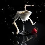 Sexy hvit drink som splasher