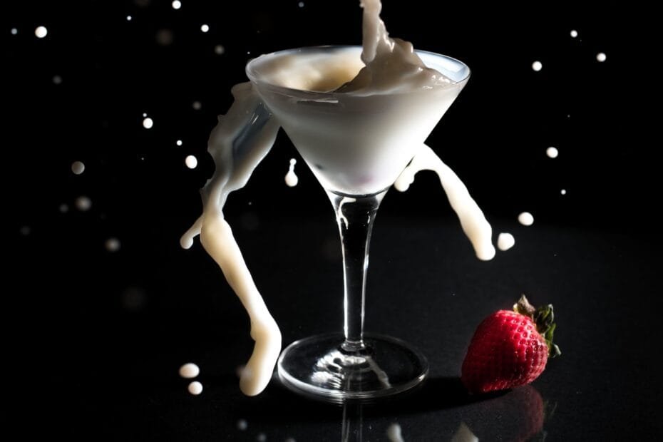 Sexy hvit drink som splasher