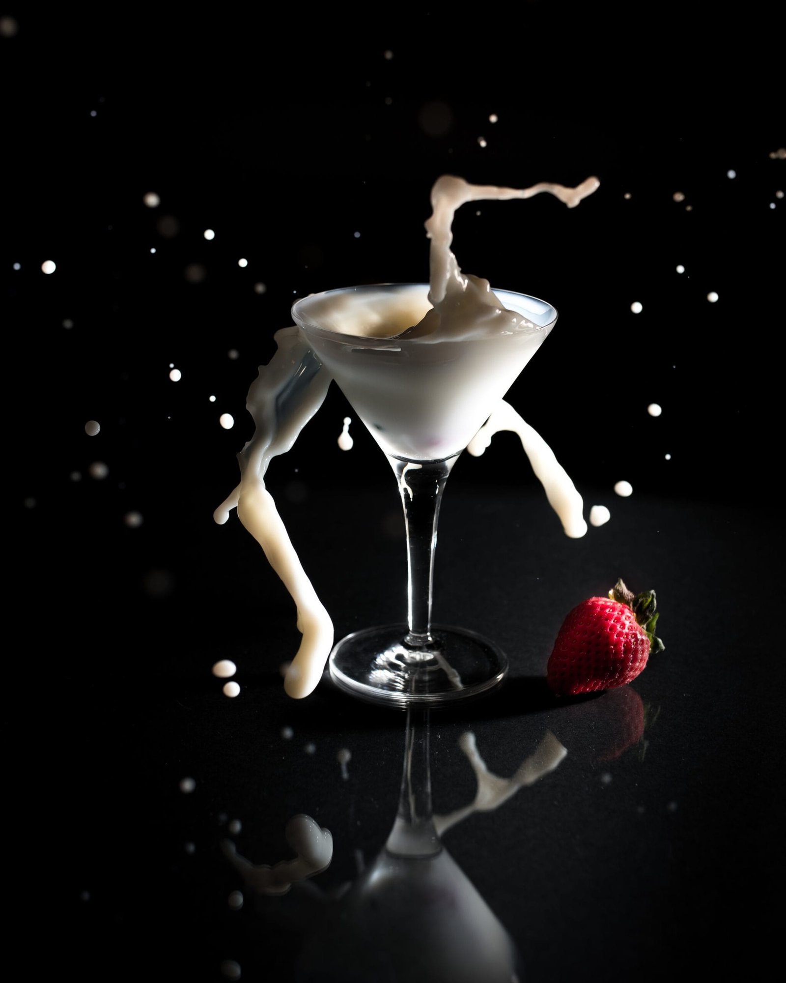 Sexy hvit drink som splasher