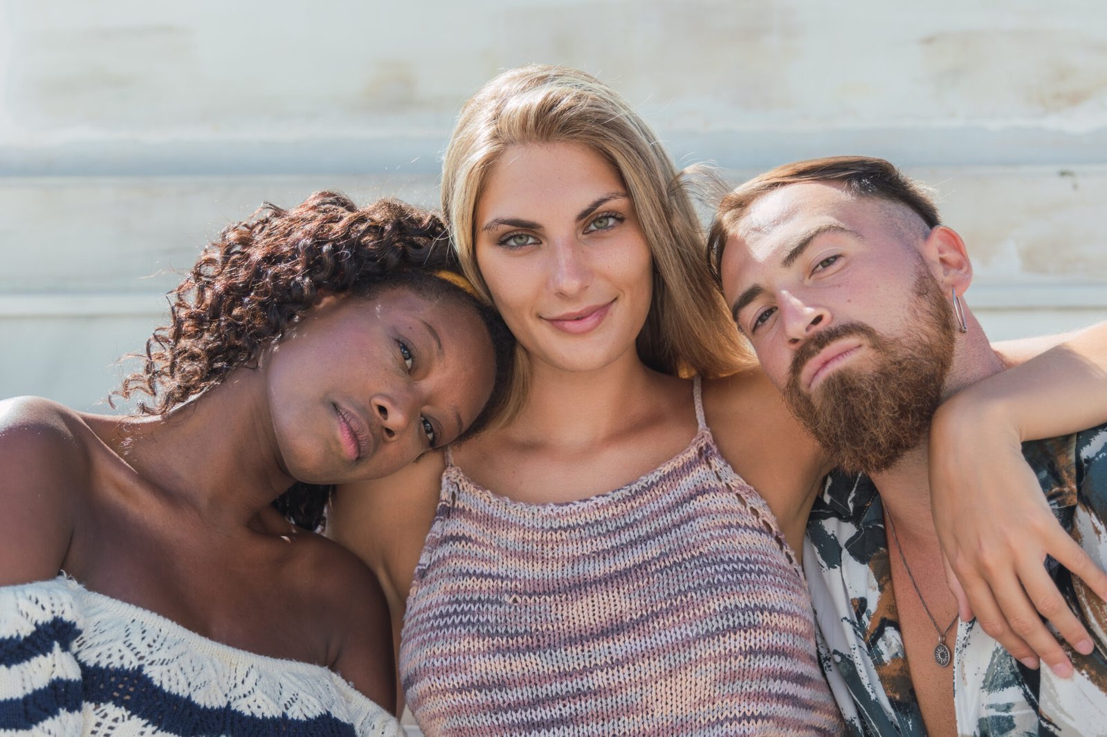 to damer og en mann - sultent blikk på den ene damen