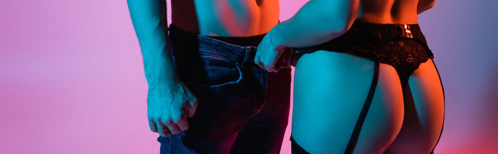 Sexarbeid illustrert ved lettkledd dame og mann