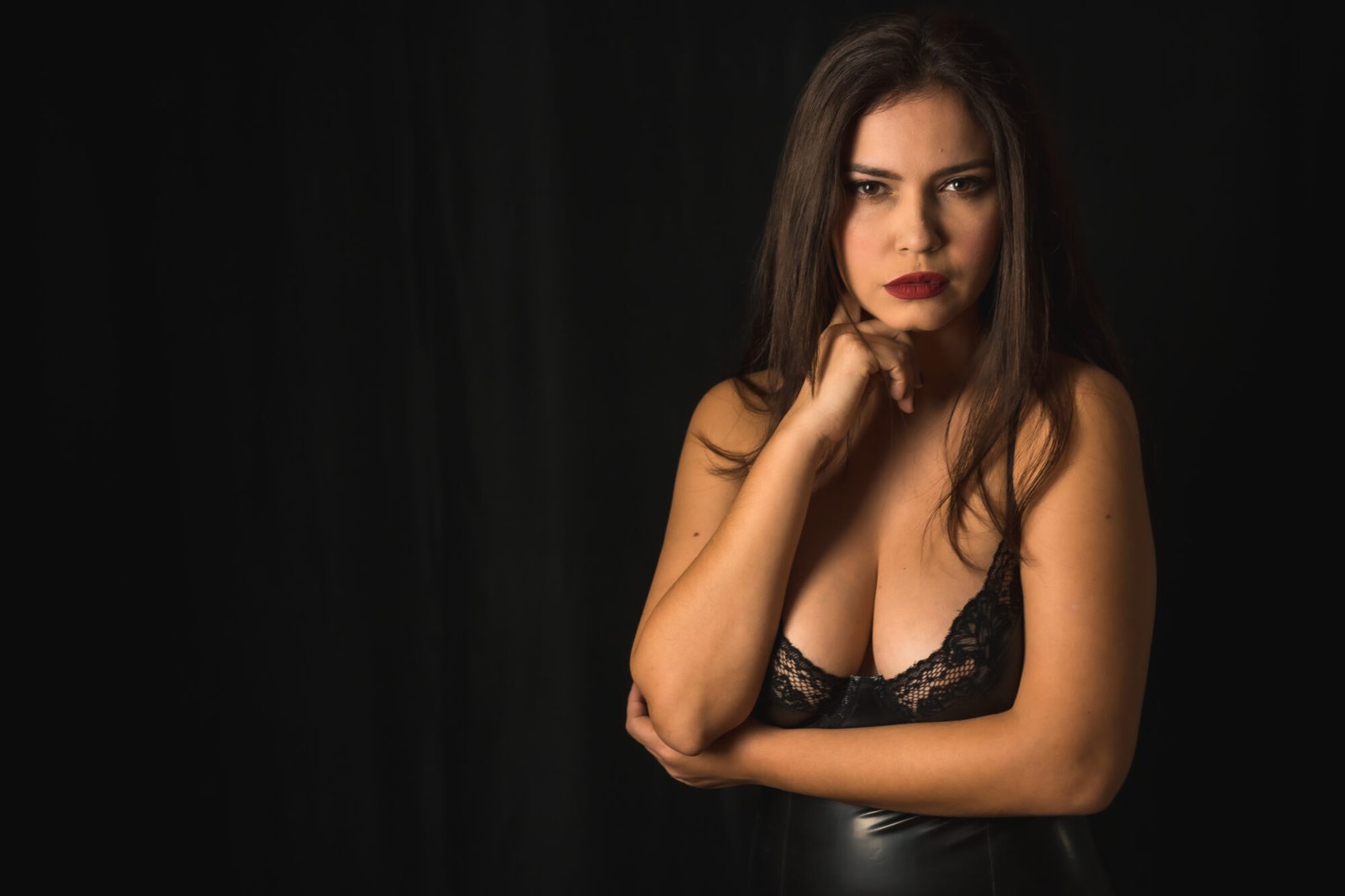 Sexy milf står i mørket