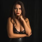 Sexy milf står i mørket