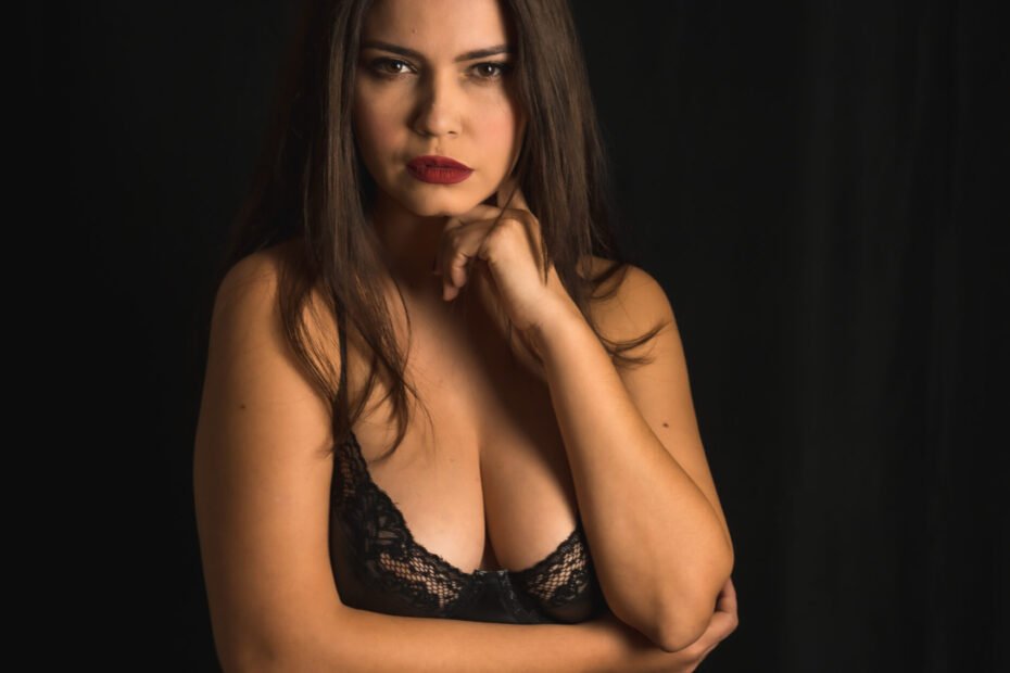 Sexy milf står i mørket