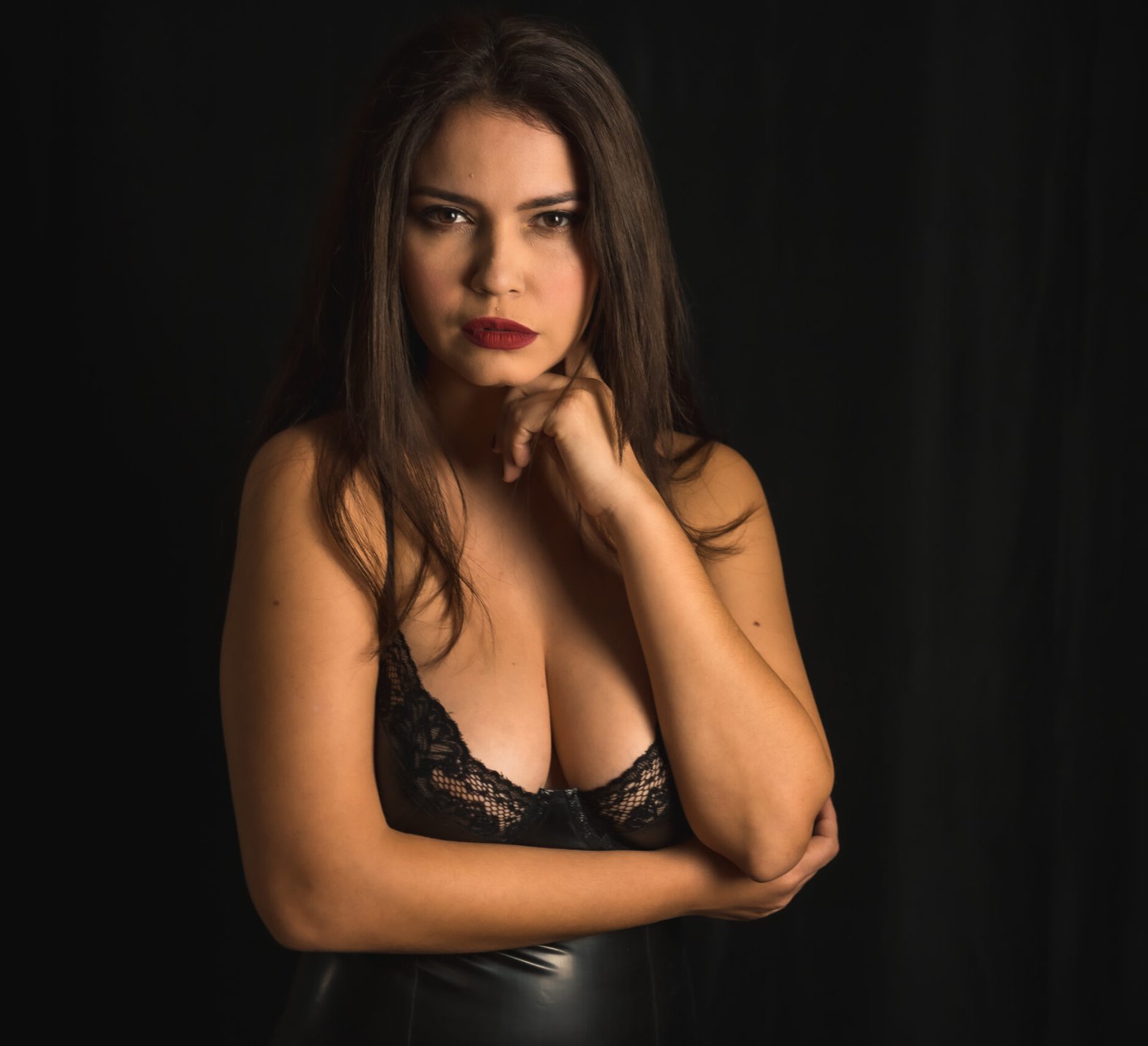 Sexy milf står i mørket